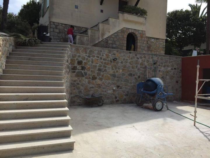 Construction de mur et escalier