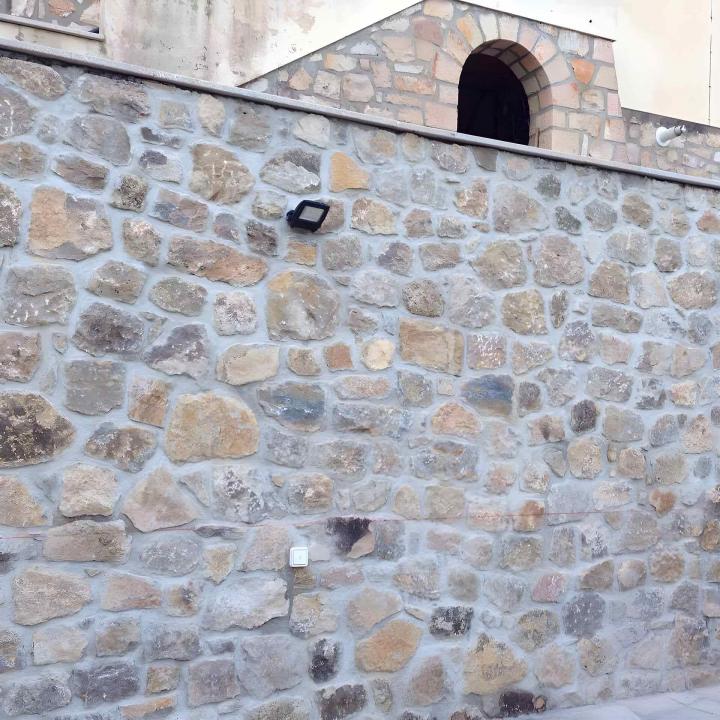 Nous construisons des ouvrages maçonnés en pierre.